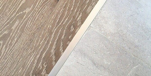 Как стыковать плитку и ламинат: варианты с порожком и без