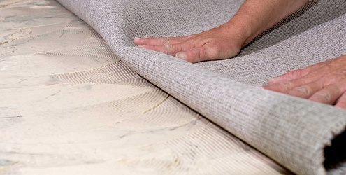 Как стелить ковролин на бетонный пол?