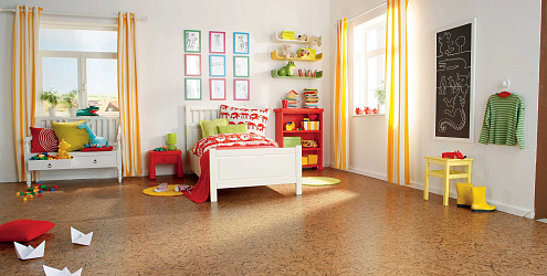 Яркие оттенки пробкового пола в интерьере