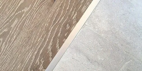 Как стыковать плитку и ламинат: варианты с порожком и без