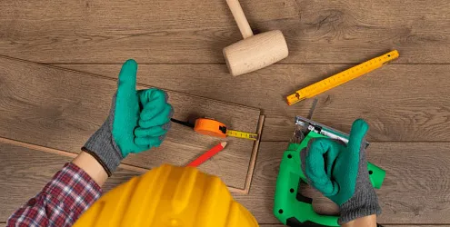 Почему ламинат поднимается на стыках после укладки